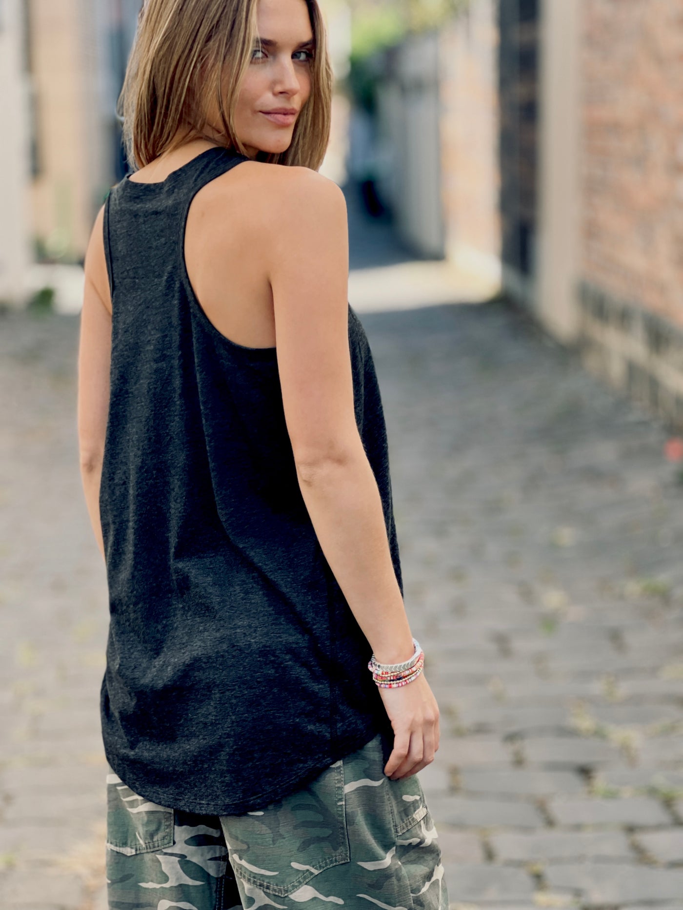 LAYERING TANK - BLACK
