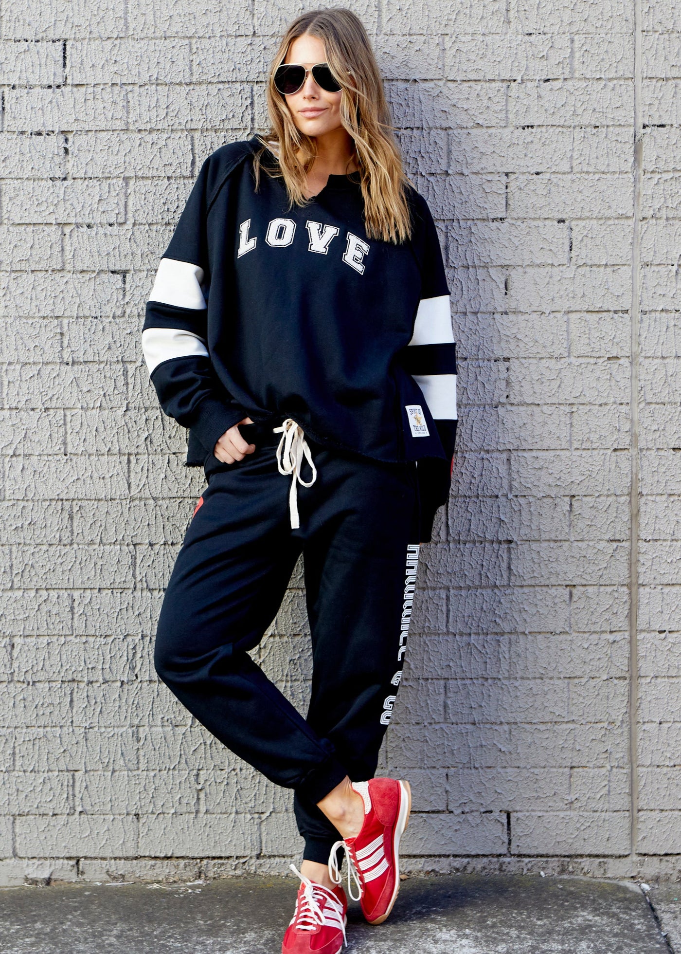 PANELLED SLEEVE LOVE SWEAT - BLACK