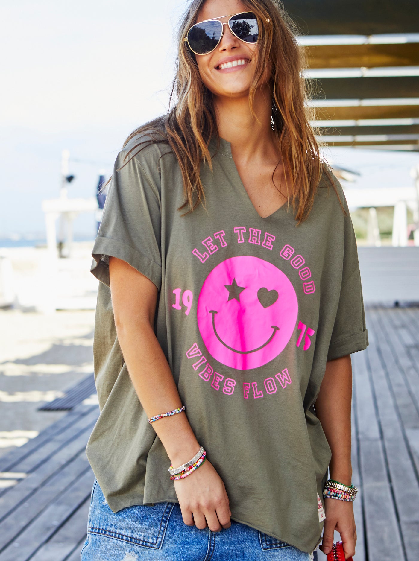 SMILY KHAKI V-NECK TEE