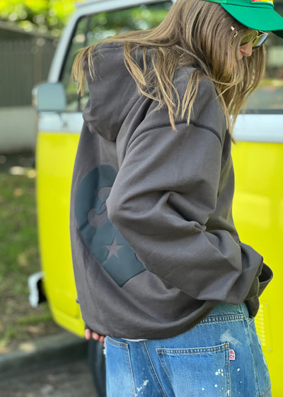 Hammill & Co Slouchy hoody with front pocket is featured in a soft unbrushed cotton with contrast white stitching around the sleeve.
Fit:Slouchy wider and longline silhouette
Features: Front kanga pocket, small puff print heart on the front left chest and larger puff print on the back featuring H&C.