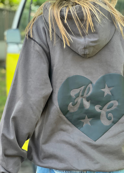 Hammill & Co Slouchy hoody with front pocket is featured in a soft unbrushed cotton with contrast white stitching around the sleeve.
Fit:Slouchy wider and longline silhouette
Features: Front kanga pocket, small puff print heart on the front left chest and larger puff print on the back featuring H&C.