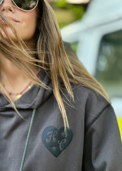 Hammill & Co Slouchy hoody with front pocket is featured in a soft unbrushed cotton with contrast white stitching around the sleeve.
Fit:Slouchy wider and longline silhouette
Features: Front kanga pocket, small puff print heart on the front left chest and larger puff print on the back featuring H&C.