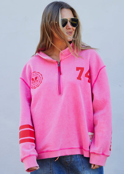 Hammill & Co Vintage wash is the feature of this sweat, soft, sun-fade tones in soft pink with highlight red print colours. Our newest best selling 1/2 zip style, which is slouchy, wider, long drop sleeves and relaxed waistband.