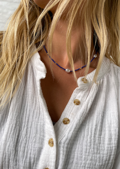 NAVY PEARL SHORT NECKLACE
